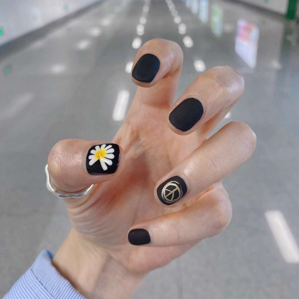 Artistic Press-On Nail Design with Floral and Geometric Accents