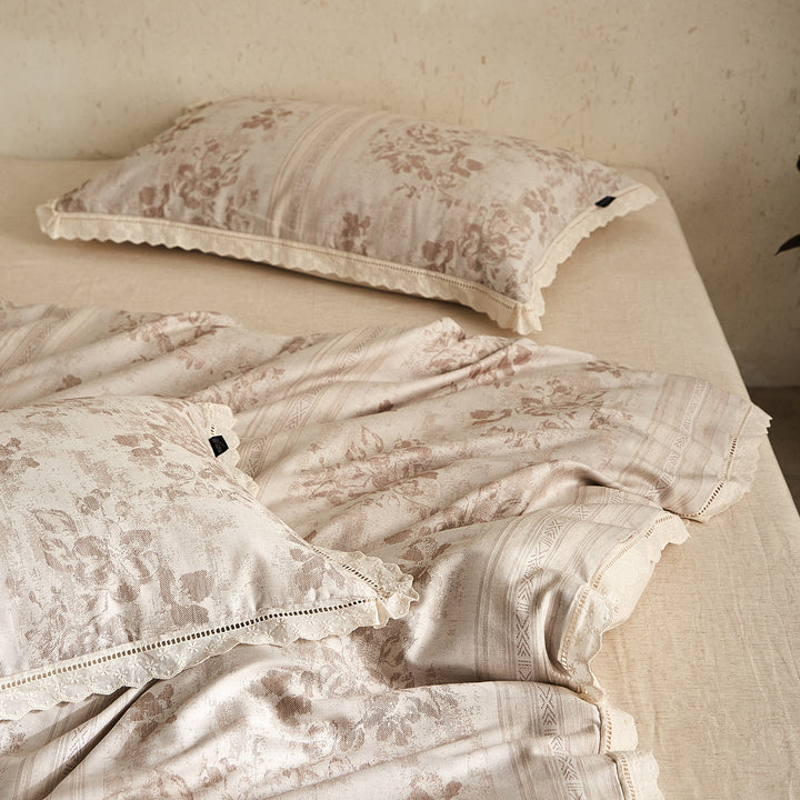 Noble bedspread set made of cotton satin with vintage floral pattern and lace border