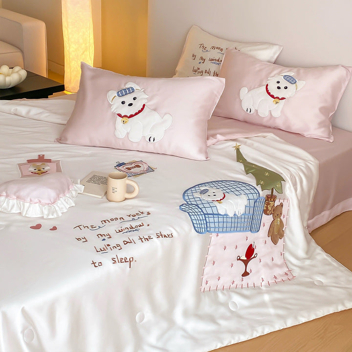 Playful satin bedding set with appliquéd animal motifs and quilted bedspread