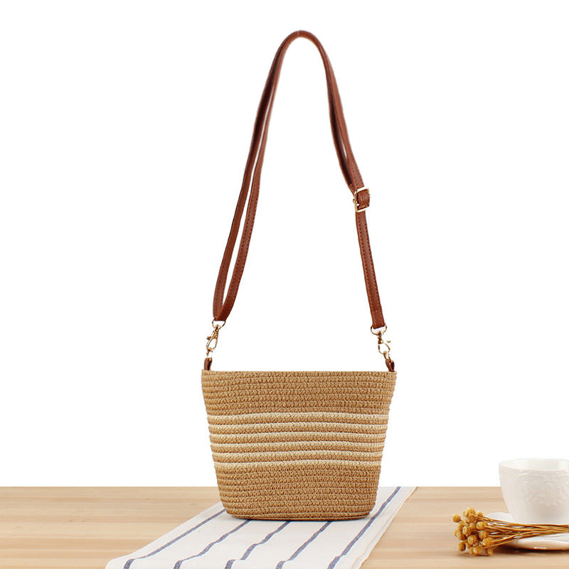 Shoulder bag made of woven natural material with contrasting stripes Kalsten