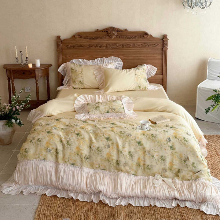Romantic ruffled bedding set made of satin with floral pattern and ruffle