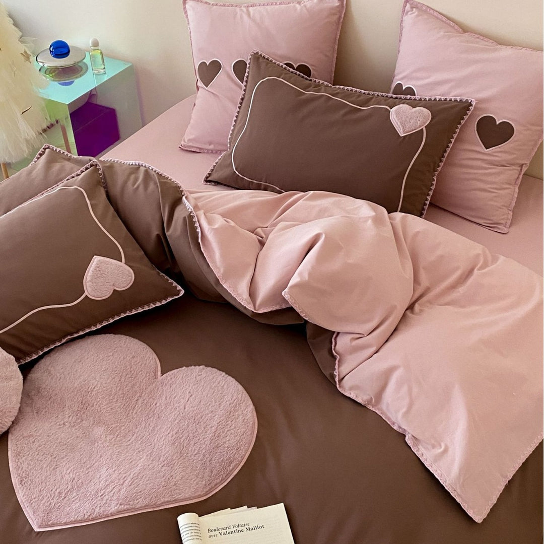 Bedding set with appliquéd plush hearts and fine piping