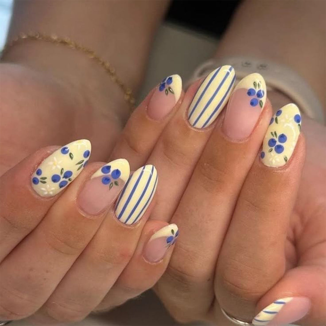 Artificial nail art with playful dots and bows Kalsten