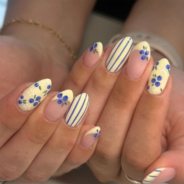 Artificial nail art with playful dots and bows Kalsten