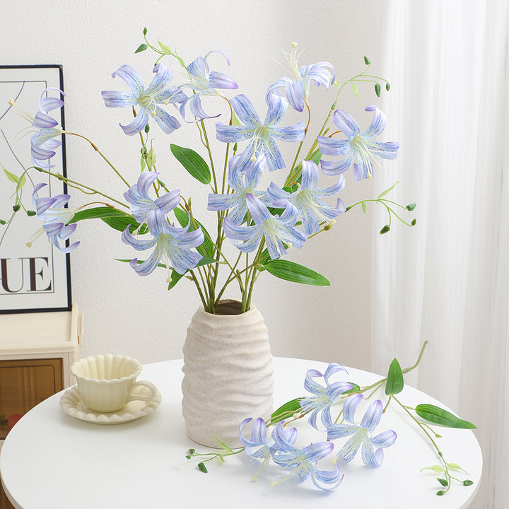 Artificial lily bouquet with detail-loving flowers