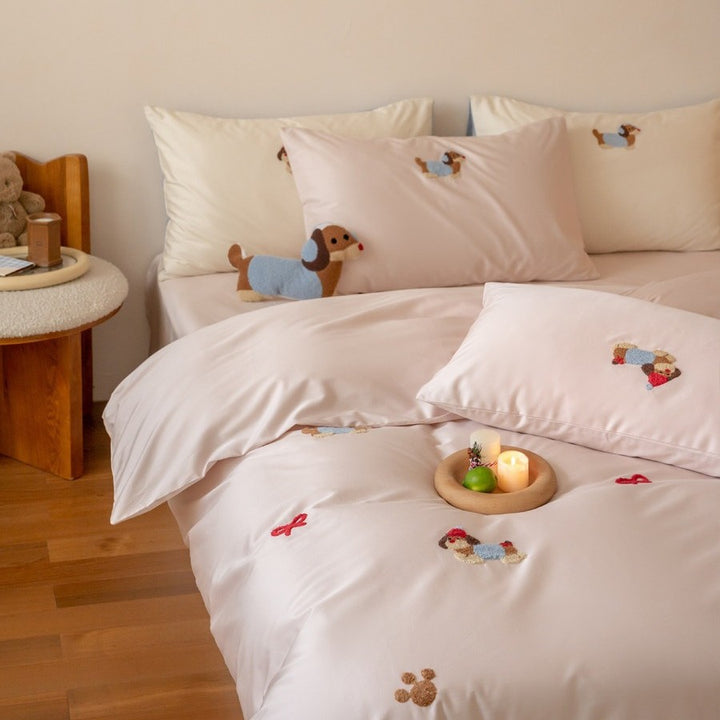 Children's bedding set with embroidered dachshund motifs made of soft cotton satin and reversible function