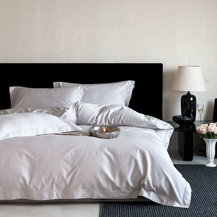 Reversible cotton satin bedding set with fine structure and hotel closure