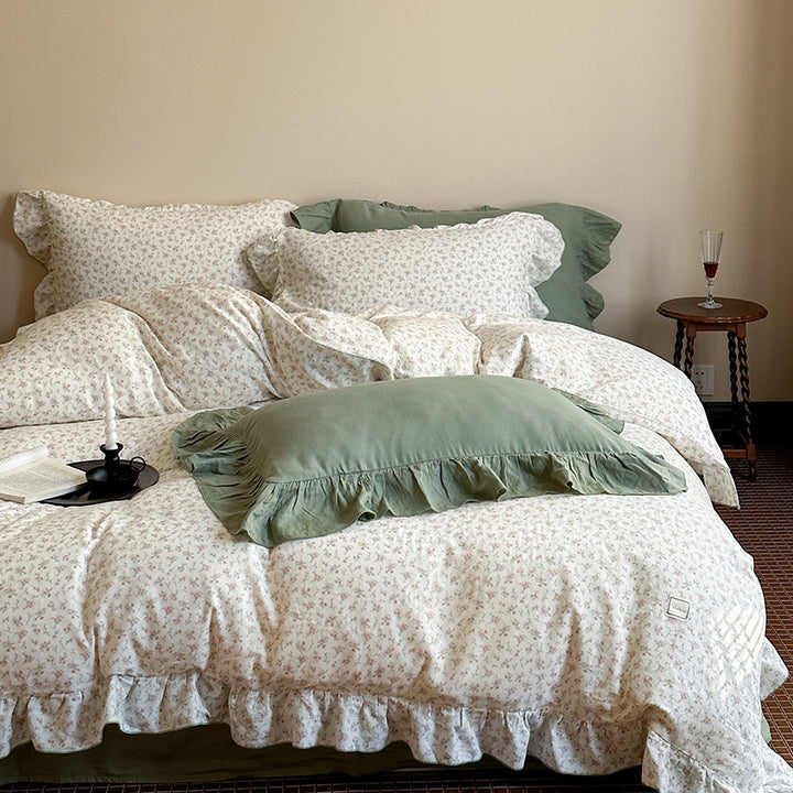 Country house bedding set made of cotton percale with fine allover floral pattern, ruffle and reversible function