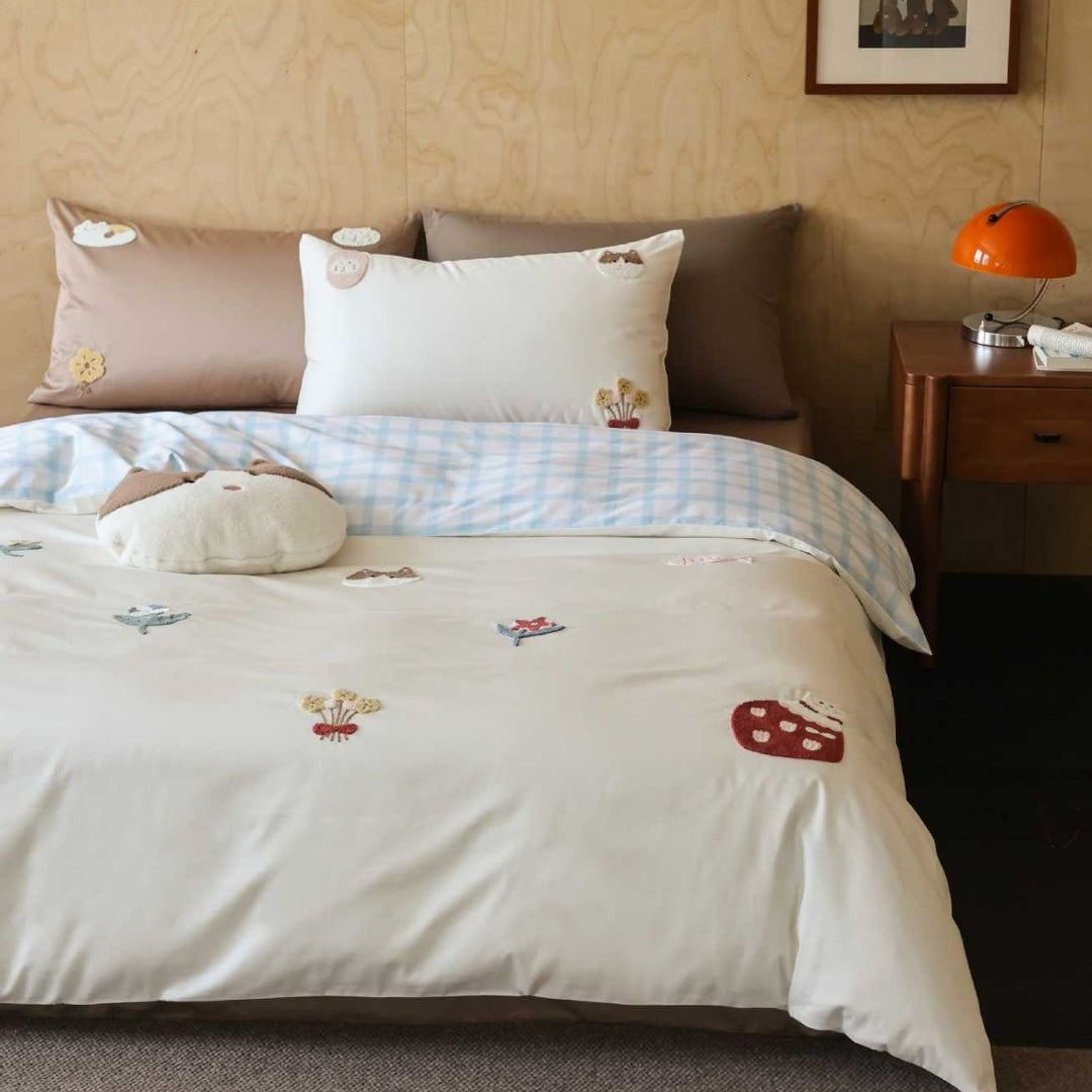 Bedding set made of cotton satin with embroidered cherry motifs