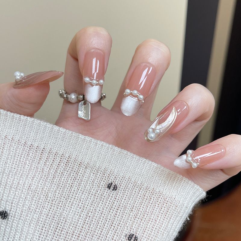 Elegant Pearl-adorned Nail Art Kalsten