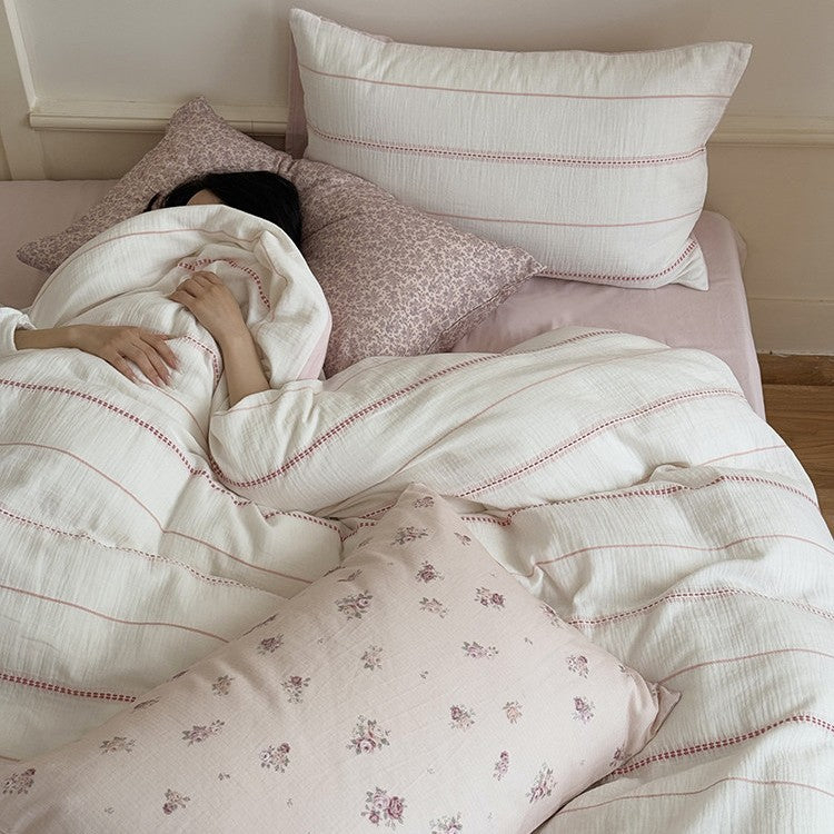 Light bedding set made of cotton gauze with reversible function and quilted blanket