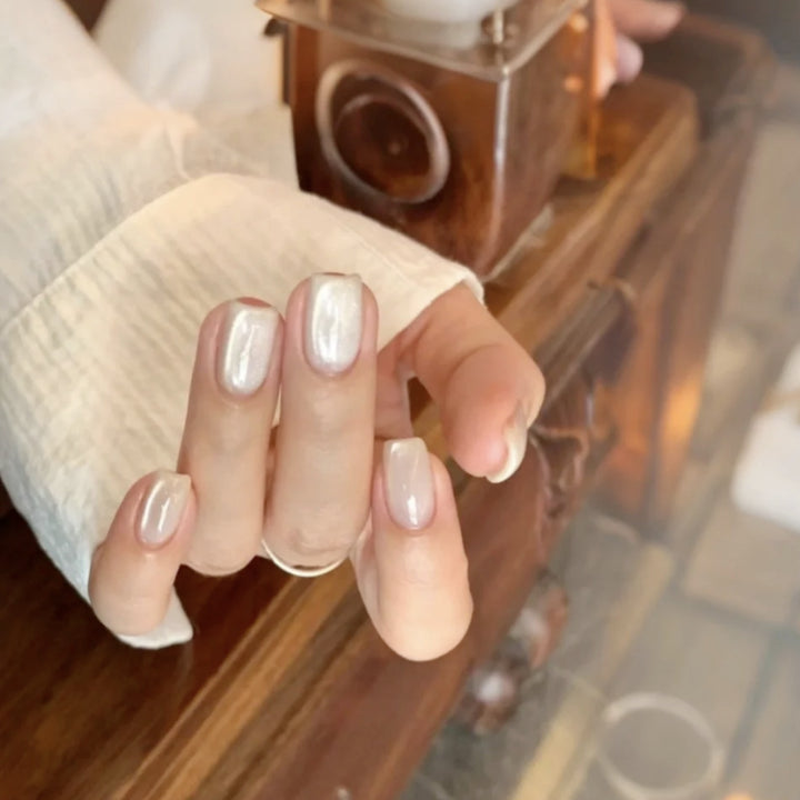 Artificial nail with luxurious pearlescent shine Kalsten