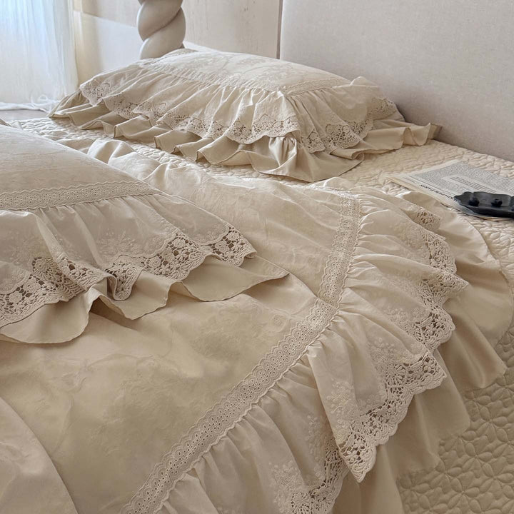 Luxurious satin bedding set with lace ruffles and jacquard texture