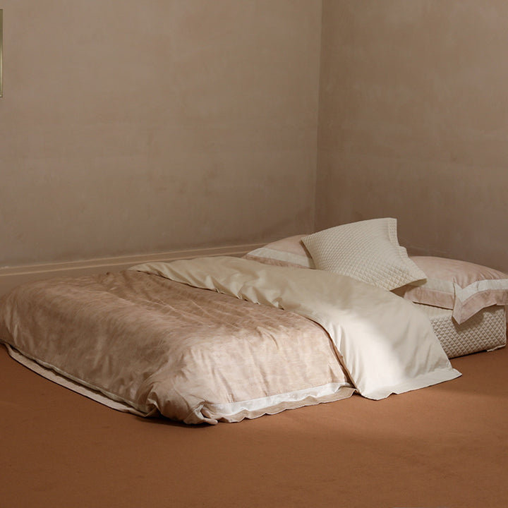 Bedding set made of cotton percale with a light crinkle texture and decorative ruffle
