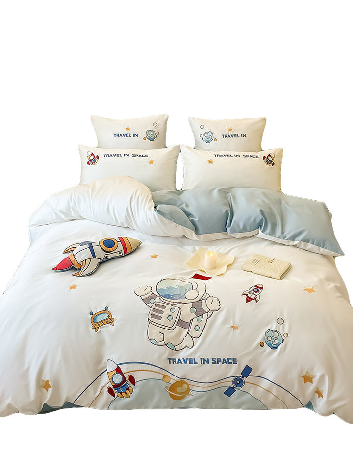 Children's bedding set made of soft cotton blend with embroidered astronaut and rocket motifs