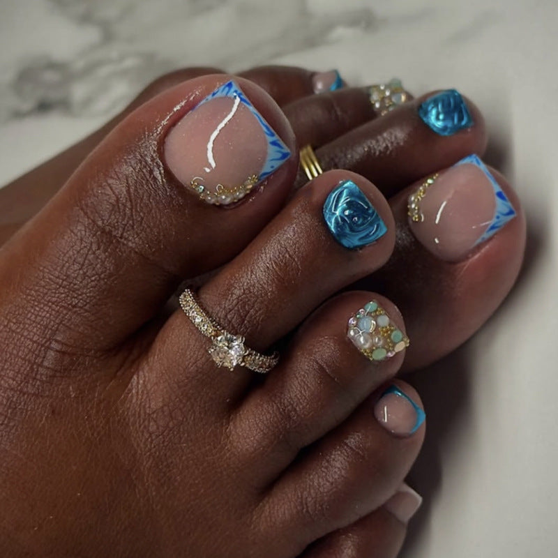 Artful toenail decoration with elegant gold accent Kalsten