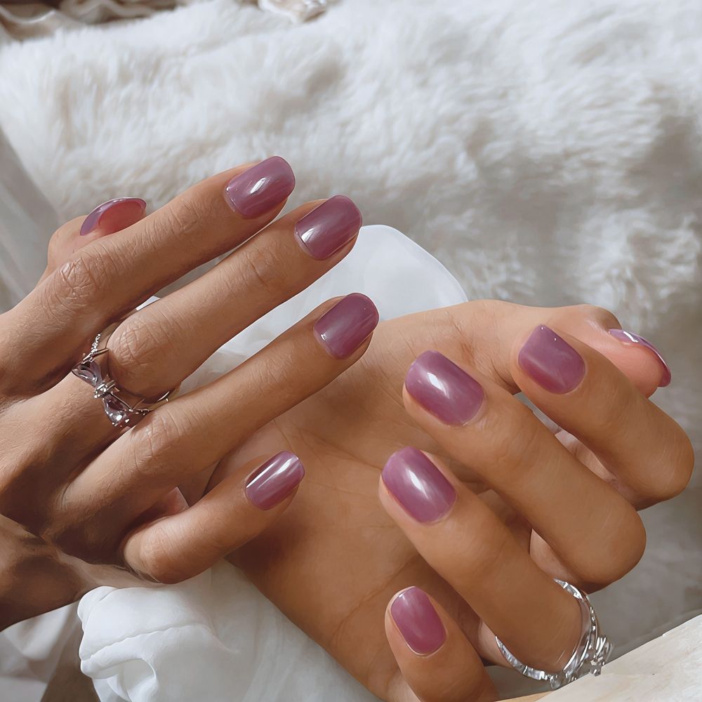 Glossy Press-On Nail Tips with Elegant Finish