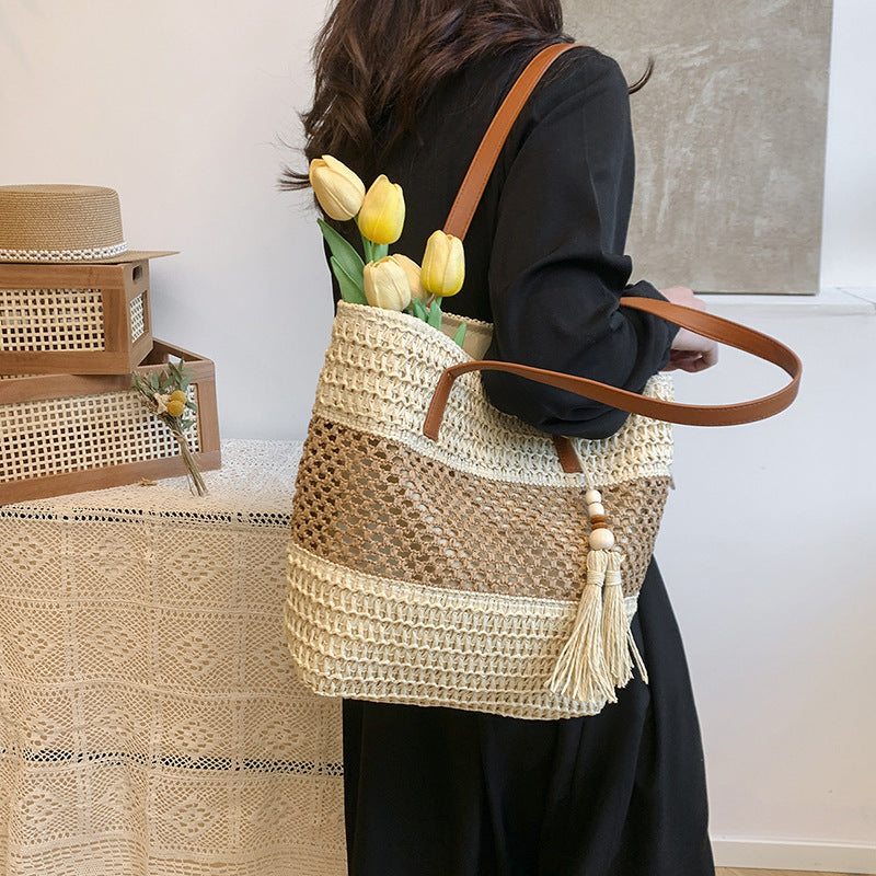 Beach bag with decorative tassel pendant Kalsten