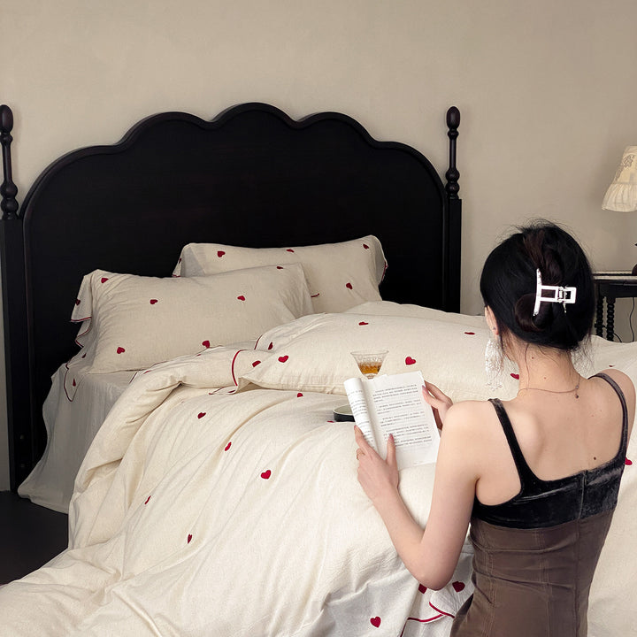 Bedding set made of cotton-linen with embroidered heart motifs and wavy hem