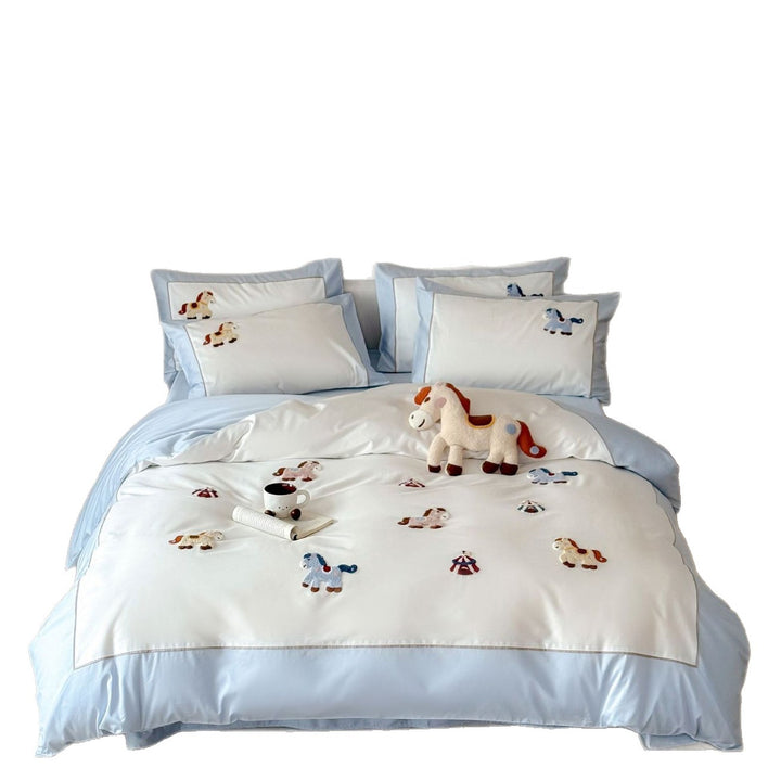 Children's bedding set with embroidered horse appliqués and fine edging