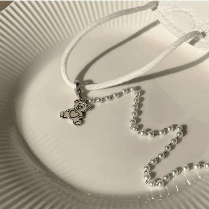 Playful pearl necklace with gold pendants Kalsten