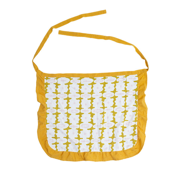 Short apron with ruffled waistband and woven vintage pattern