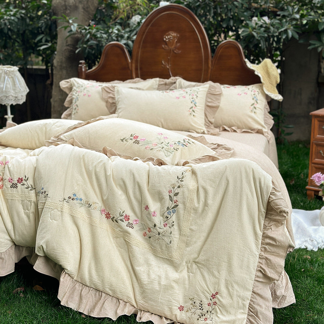 Embroidered linen-look bedding set with frill and romantic floral relief