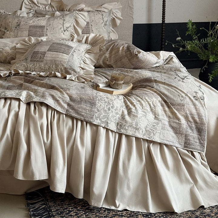 Bed linen set with gathered bed skirt and decorative frill border