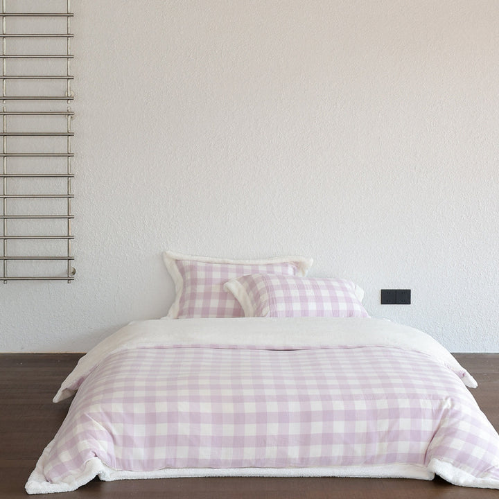 Bedding set made of cozy checkered flannel with teddy fleece edge
