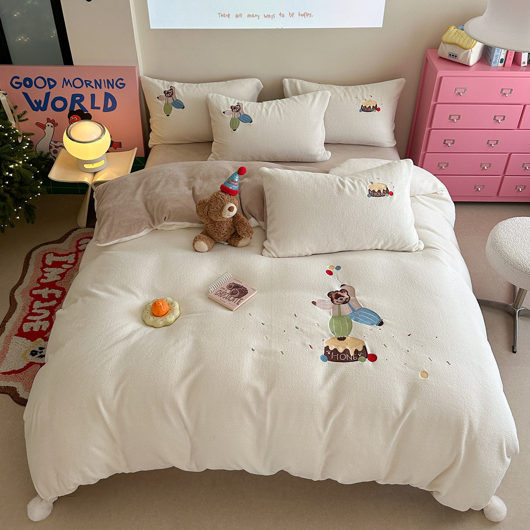 Cozy children's bedding set with embroidered teddy bear motif