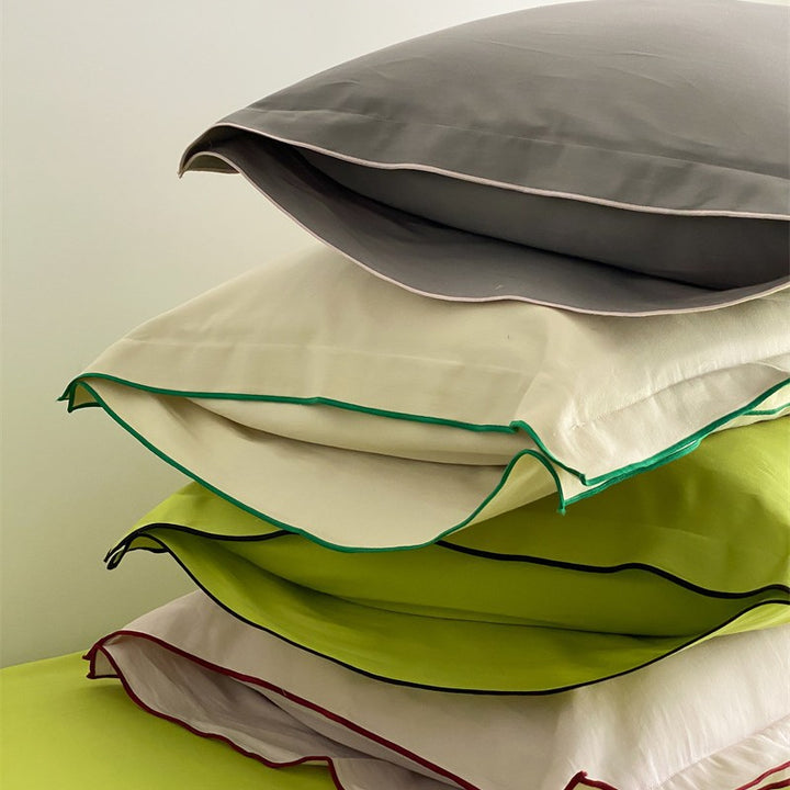 Bedding set made of cotton satin with fine piping