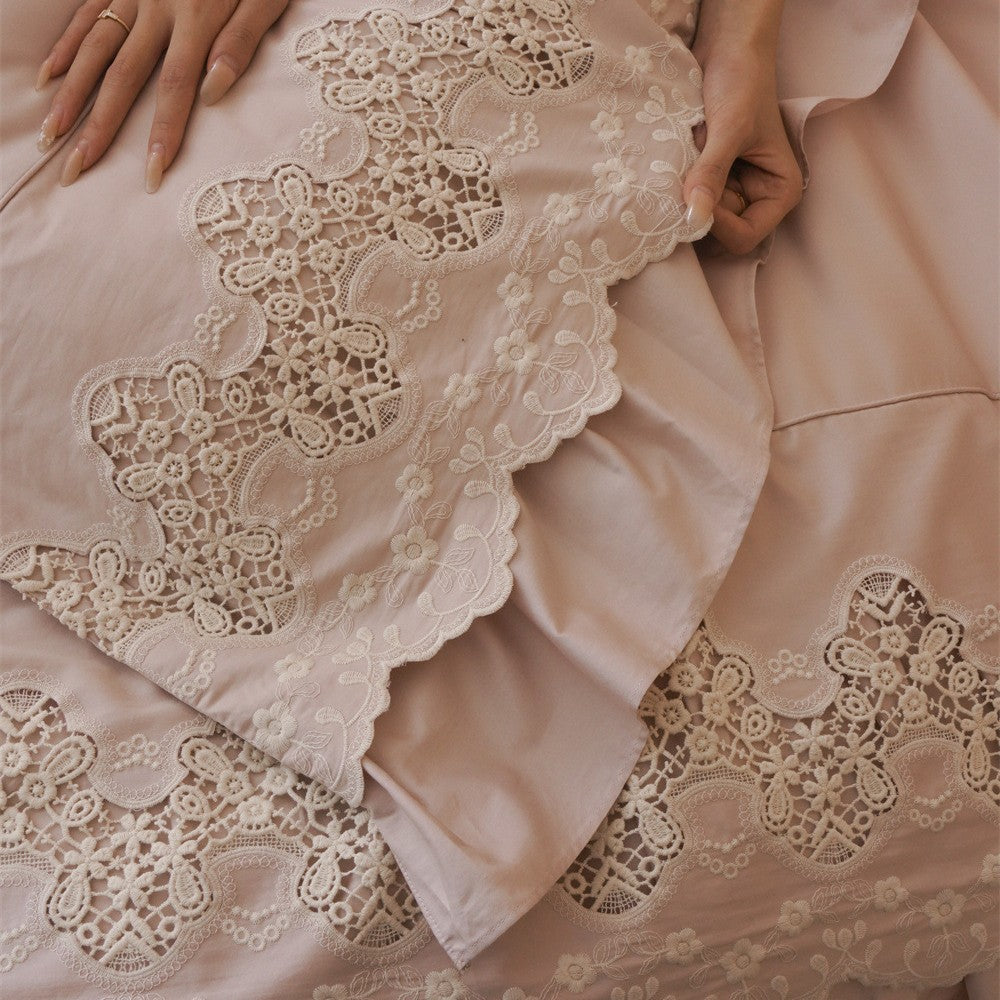 Bedding set made of cotton satin with lace trim and ruffle
