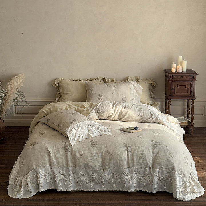 Quilted duvet with embroidered ruffle and delicate pillowcases