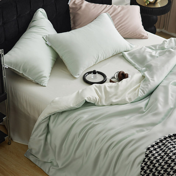 Reversible bedding set made of cotton satin with a silky feel and subtle quilted border