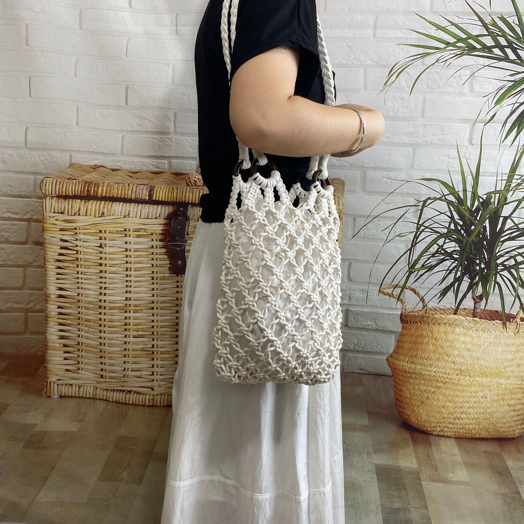 Hand-knotted mesh bag with decorative wooden rings Kalsten