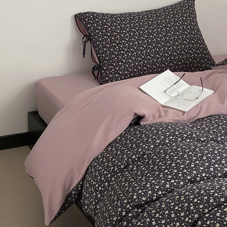 Reversible bedding set made of cotton satin with a fine floral allover, contrasted inside and decorative ribbons.