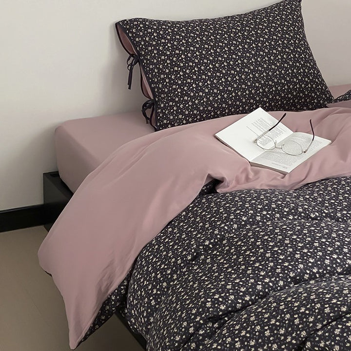 Reversible bedding set made of cotton satin with a fine floral allover, contrasted inside and decorative ribbons.