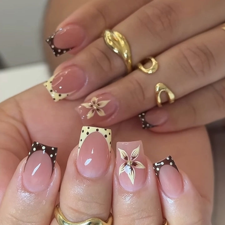 Artificial nails with trendy designs Kalsten
