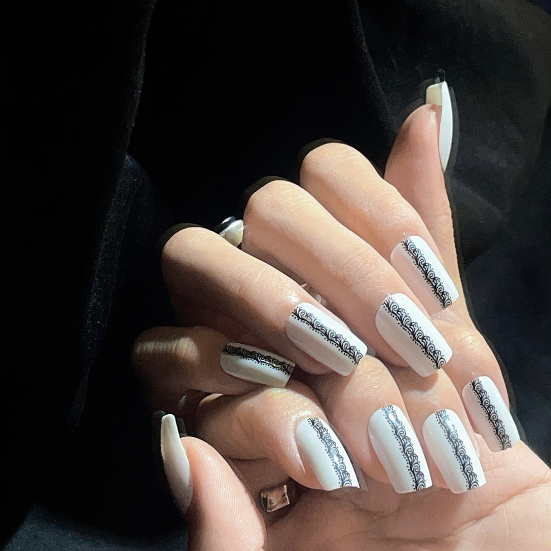 Artistic Premium Press-On Nail Tips with Elegant Design