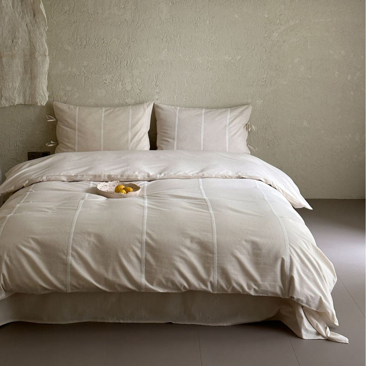 Luxurious cotton satin bedding set with hotel closure and extra-soft pillowcases