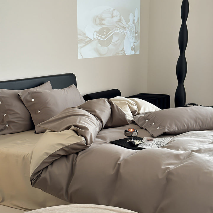 Reversible bedding set made of fine cotton satin with button placket and contrasting back