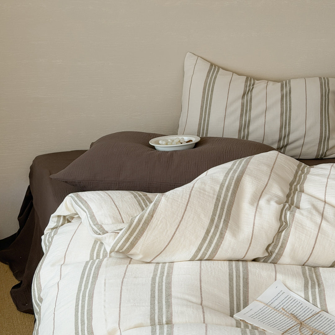 Bedding set made of lightweight cotton gauze with pastel-colored stripes and breathable inner lining