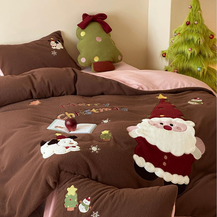 Soft microfleece bedding set with festive appliqués and reversible function