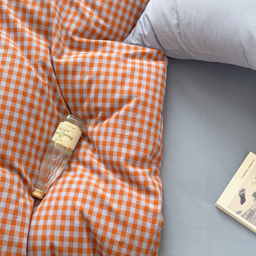 Reversible checkered bedding set made of cotton satin with quilted look and fitted sheet