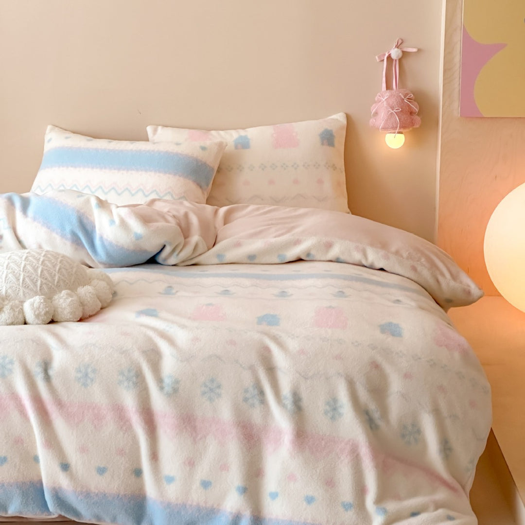 Cozy thermal fleece bedding set with winter motif and reversible side