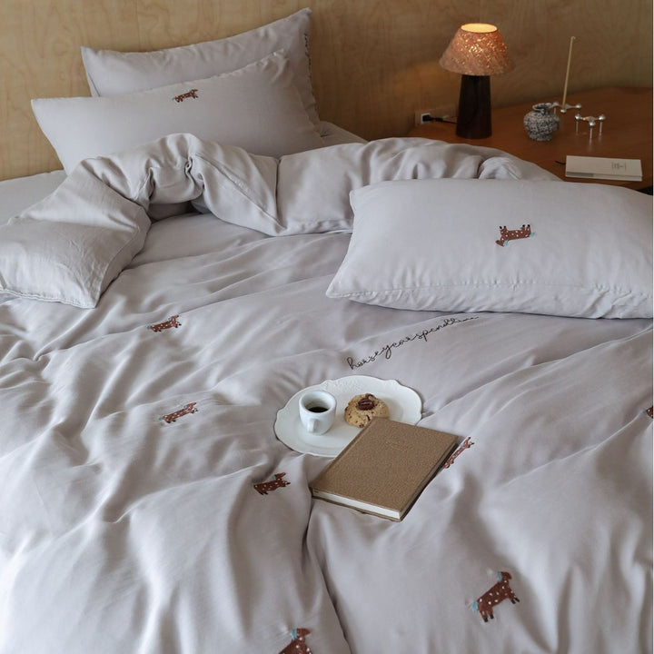 Bedding set made of cotton percale with embroidered dachshund motifs