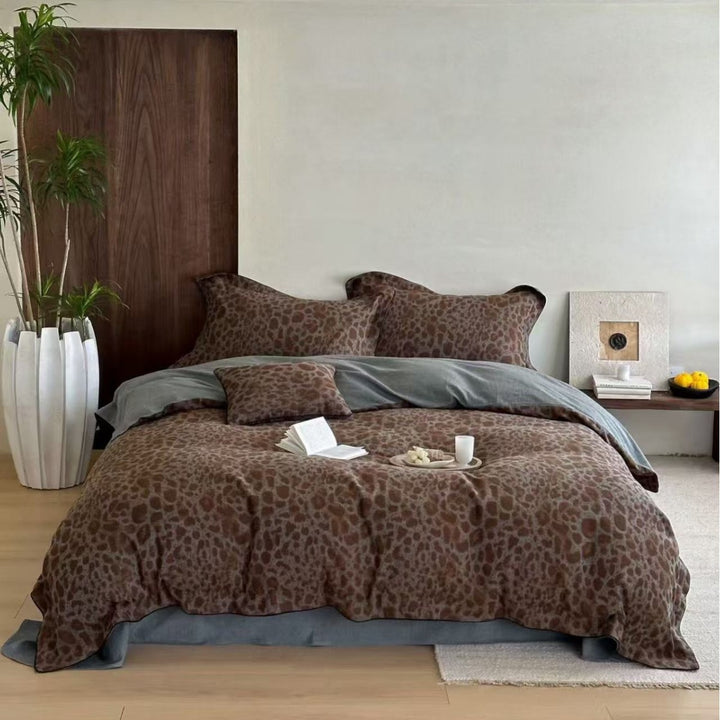 Reversible cotton satin bedding set with leopard pattern and contrasting trim