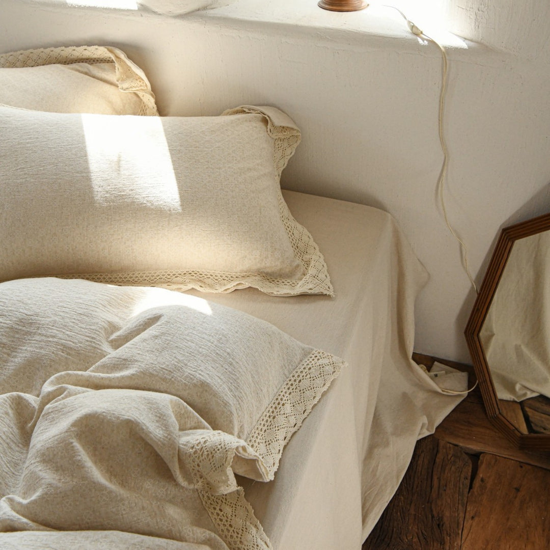 High-quality linen bedding set with lace trim & fitted sheet