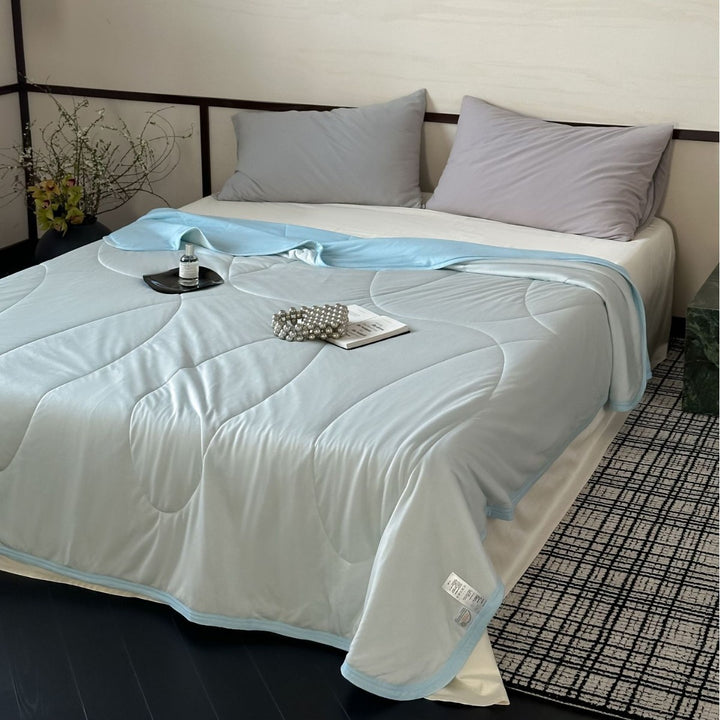 Reversible quilted bedspread with pillow covers made of breathable microfiber