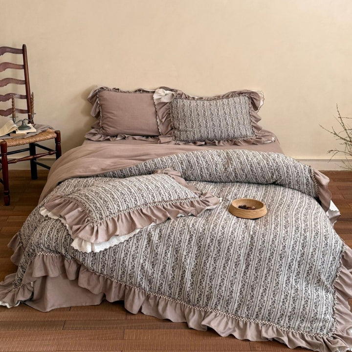 Bedding set with vintage ruffles, reversible cover and lightweight comforter